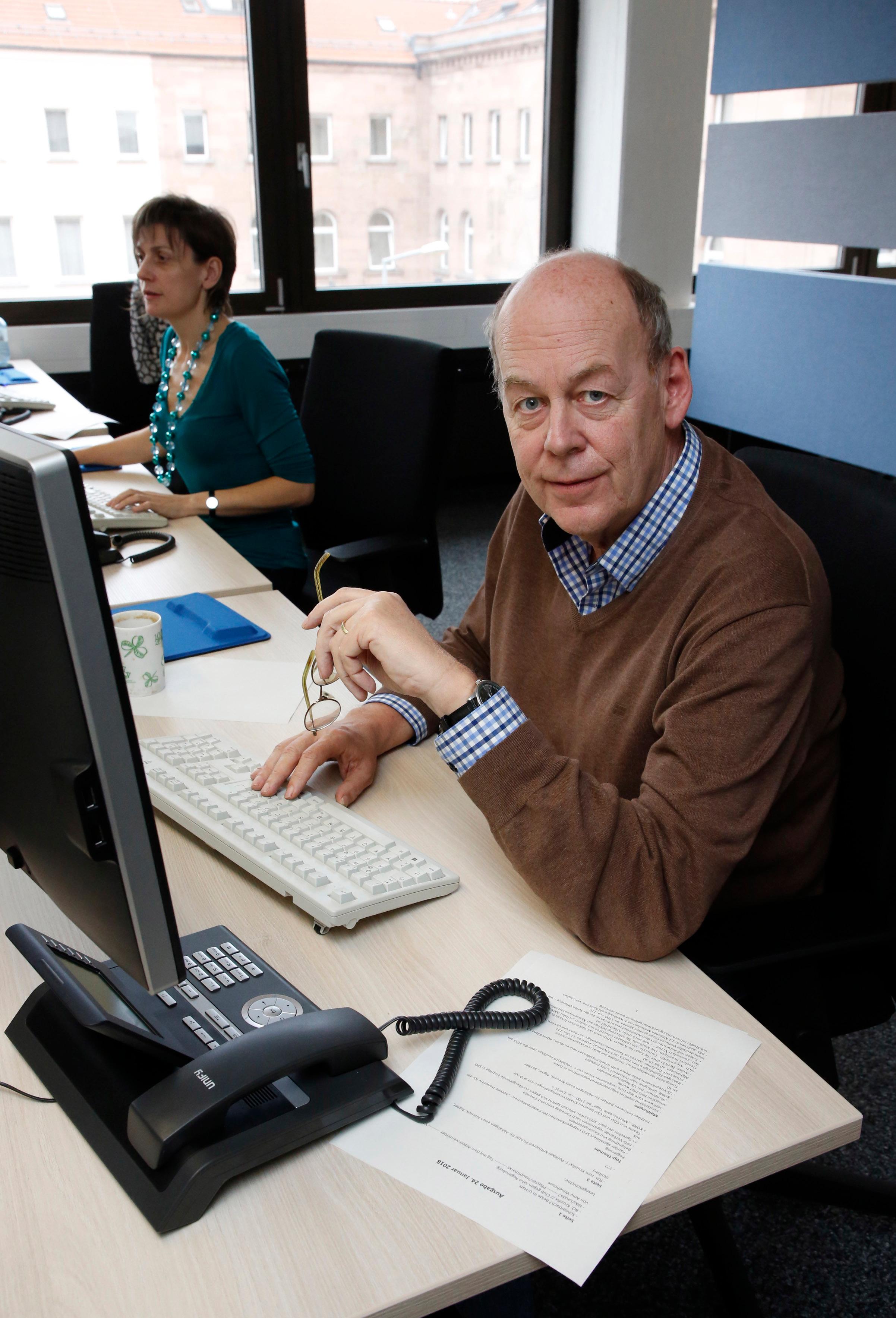 NZ-Leser kennen ihn lange und gut, Martin Schabenstiel ist ein profilierter Kommentarschreiber des Politikteils der Nürnberger Zeitung. Dafür ist es gut, immer das aktuelle Geschehen im Blick zu haben: Am Desk sichtet Martin Schabenstiel die politischen Meldungen des Tages, wählt die wichtigsten für sein Blatt aus — und sucht sich sein nächstes Kommentarthema.