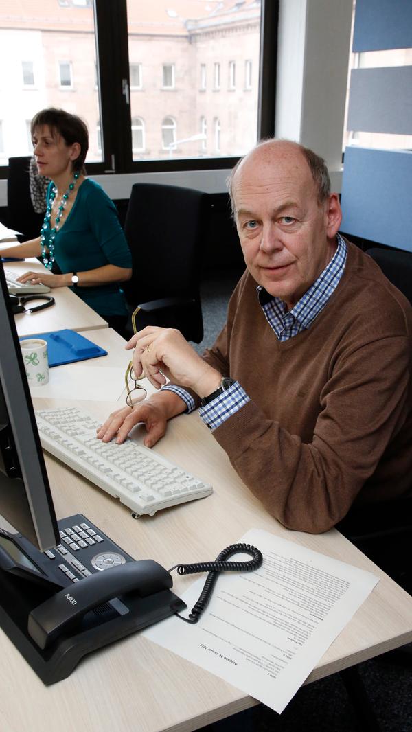 NZ-Leser kennen ihn lange und gut, Martin Schabenstiel ist ein profilierter Kommentarschreiber des Politikteils der Nürnberger Zeitung. Dafür ist es gut, immer das aktuelle Geschehen im Blick zu haben: Am Desk sichtet Martin Schabenstiel die politischen Meldungen des Tages, wählt die wichtigsten für sein Blatt aus — und sucht sich sein nächstes Kommentarthema.