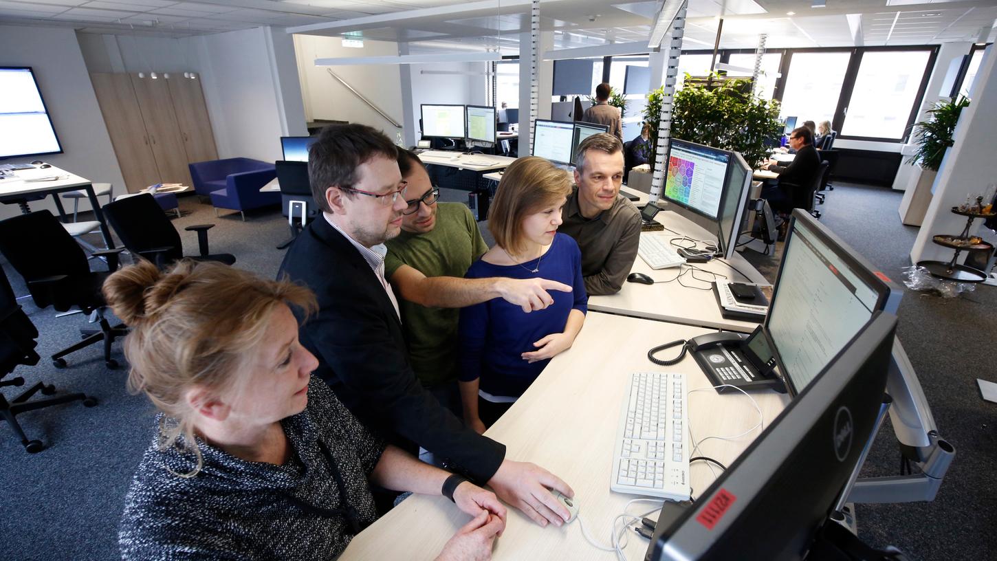 Cockpit, Leitung oder - umgangssprachlich wegen der Form so genannt - die Banane: Hier koordinieren NN, NZ und nordbayern.de ihre Produkte und auf welchem Kanal sie welche Meldung ausspielen. Das erfordert viele Absprachen, doch Kerstin Wolters, Armin Jelenik, Florian Rußler, Barbara Zinecker und Christian Ebinger (von links) sind schon ein eingespieltes Team. Cockpit, Leitung oder - umgangssprachlich wegen der Form so genannt - die Banane: Hier koordinieren NN, NZ und nordbayern.de ihre Produkte und auf welchem Kanal sie welche Meldung ausspielen. Das erfordert viele Absprachen, doch Kerstin Wolters, Armin Jelenik, Florian Rußler, Barbara Zinecker und Christian Ebinger (von links) sind schon ein eingespieltes Team.