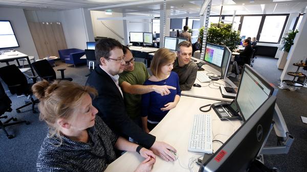 Das erfordert viele Absprachen. An der Deskleitung oder – umgangssprachlich wegen der Form so genannt – der Banane koordinieren NN, NZ, NN.de und nordbayern.de ihre Produkte und auf welchem Kanal sie welche Meldung ausspielen.