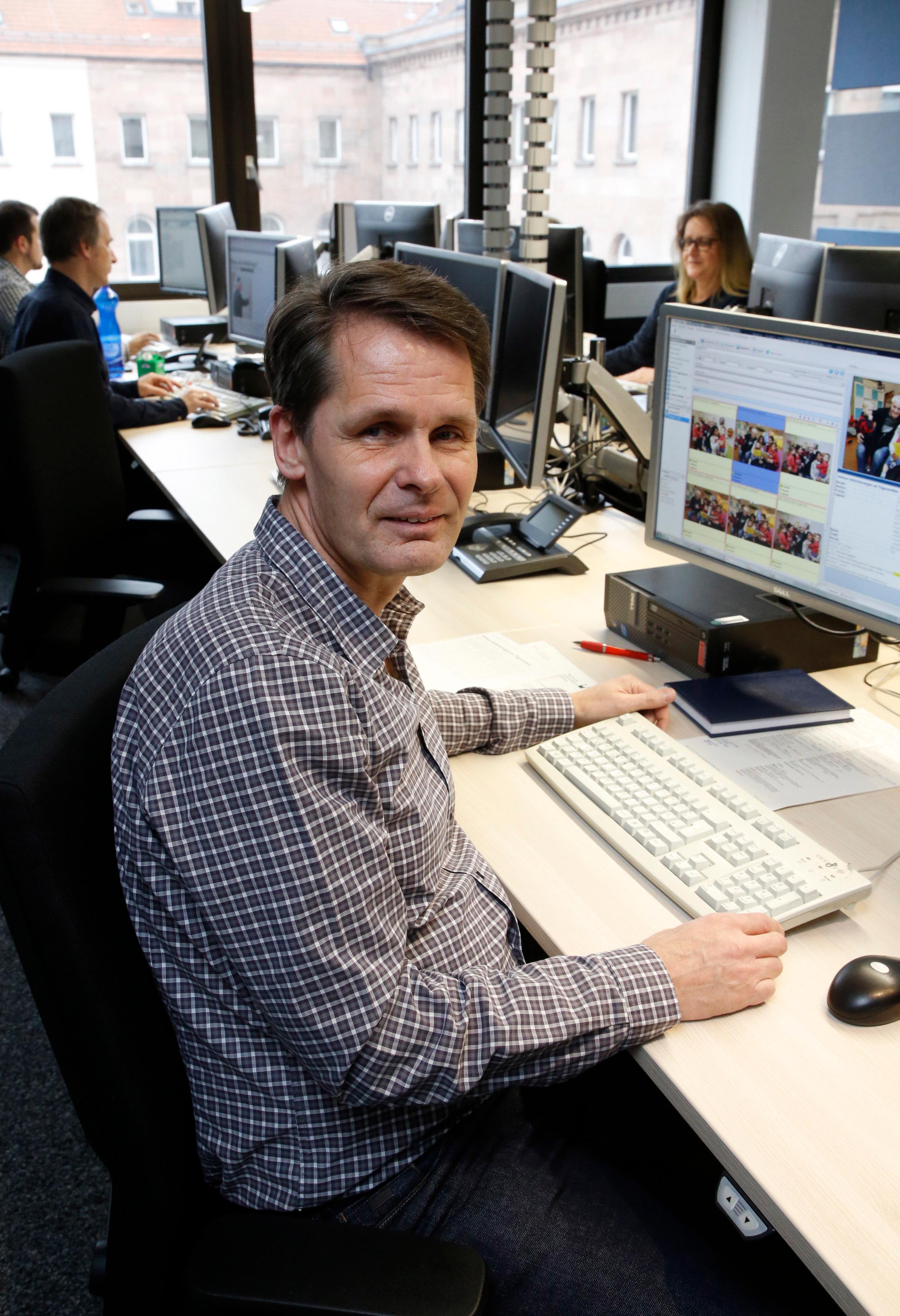 Acht Ressorts sitzen für die Nürnberger Nachrichten am Newsdesk: Politik, Wirtschaft, Kultur, Sport, Region, die Außenredaktionen sowie der Nürnberger Stadtanzeiger und das Lokale Nürnberg. Ressortleiter Andreas Franke kennt die Stadt bestens. "Das Lokale ist das, was die Menschen direkt betrifft. Sie leben, arbeiten hier, gehen aus. Geschichten liegen auf der Straße."