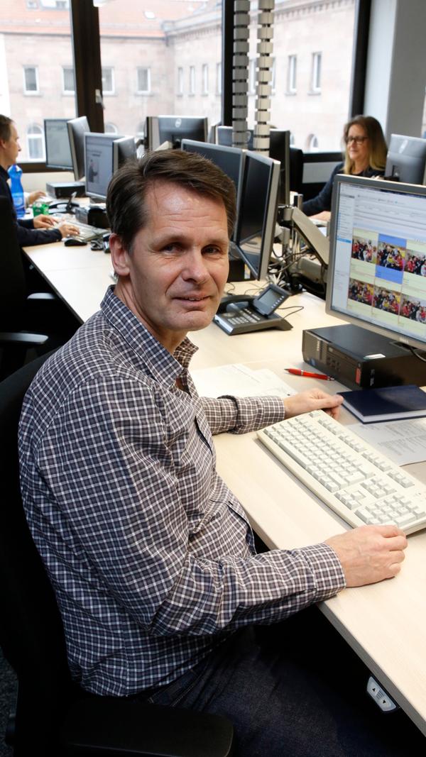 Acht Ressorts sitzen für die Nürnberger Nachrichten am Newsdesk: Politik, Wirtschaft, Kultur, Sport, Region, die Außenredaktionen sowie der Nürnberger Stadtanzeiger und das Lokale Nürnberg. Ressortleiter Andreas Franke kennt die Stadt bestens. "Das Lokale ist das, was die Menschen direkt betrifft. Sie leben, arbeiten hier, gehen aus. Geschichten liegen auf der Straße."