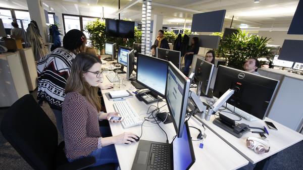 Bei ihnen muss es schnell gehen: Unsere Onliner arbeiten im Schichtbetrieb von 6 bis 23 Uhr.