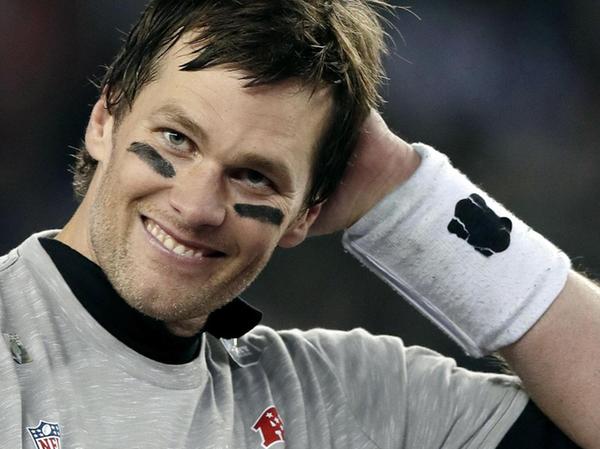 Gewinnt nicht nur den Superbowl, sondern bekommt auch noch die hübschesten Mädels ab: Tom Brady.