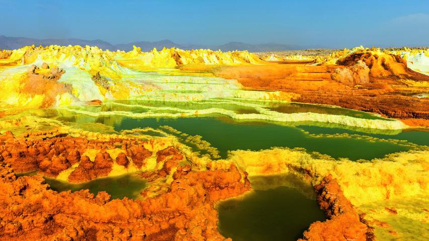 Im Geothermalgebiet Dallol in Äthiopien lagern sich Mineralien in spektakulären, bunt leuchtenden Formationen ab.