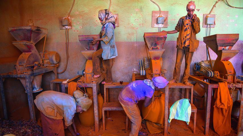 Bei der Produktion der scharfen Gewürzmischung Berbere arbeiten die Frauen in Eritrea unter härtesten Bedingungen.