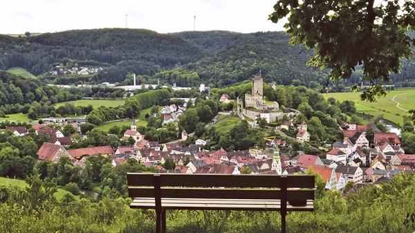 "Ich kenne meine Pappenheimer": Ein Spruch, den man in Deutschland auch weit außerhalb Frankens kennt. Aber auch, wer sich nicht auf die Spuren von Friedrich Schiller begeben möchte, bekommt in Pappenheim in Mittelfranken viel zu sehen: Nicht nur die Lage im malerischen Altmühltal lohnt einen Besuch, sondern auch die sehr gut erhaltene Altstadt sowie die Burganlage machen den kleinen Ort wirklich sehenswert.