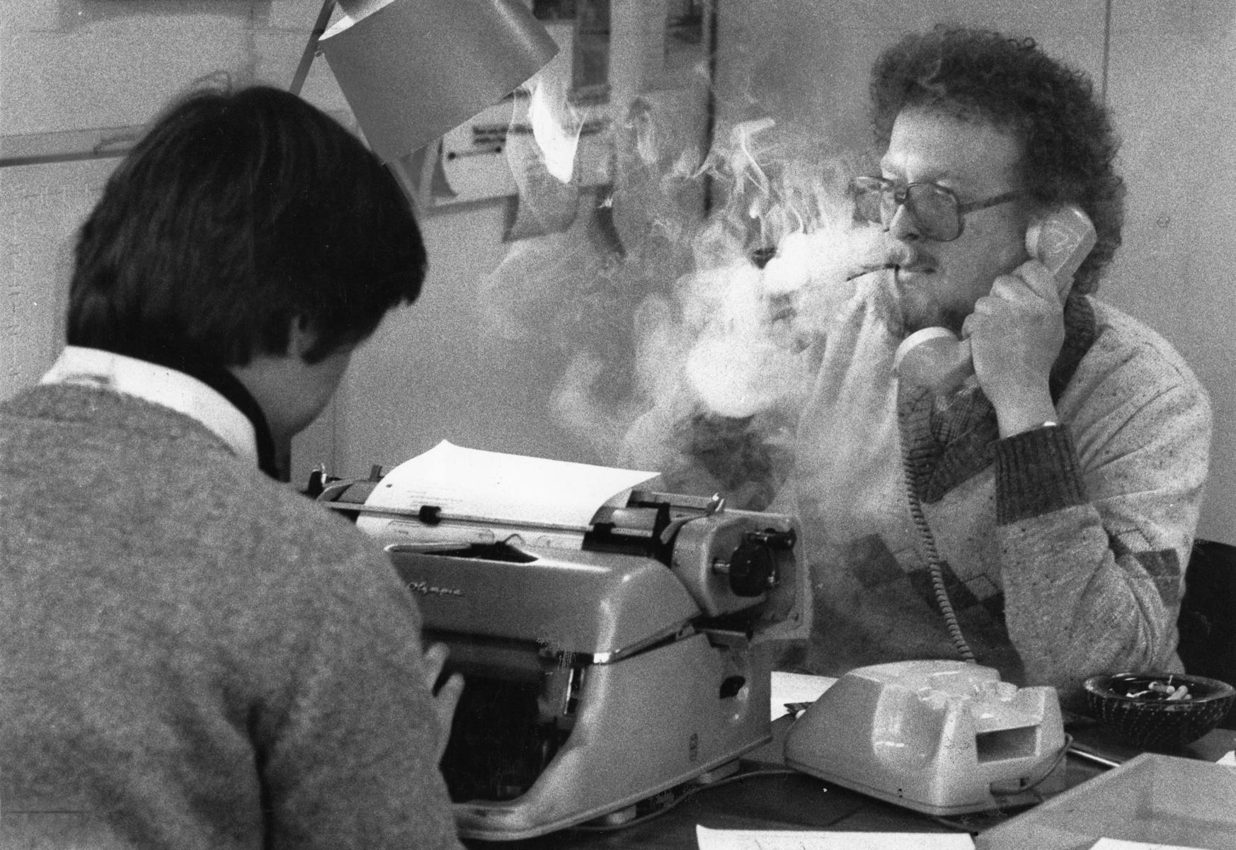 Texte tippen in die Schreibmaschine, Telefon-Recherche mit qualmender Zigarette: So sieht es 1980 in der Redaktion aus.