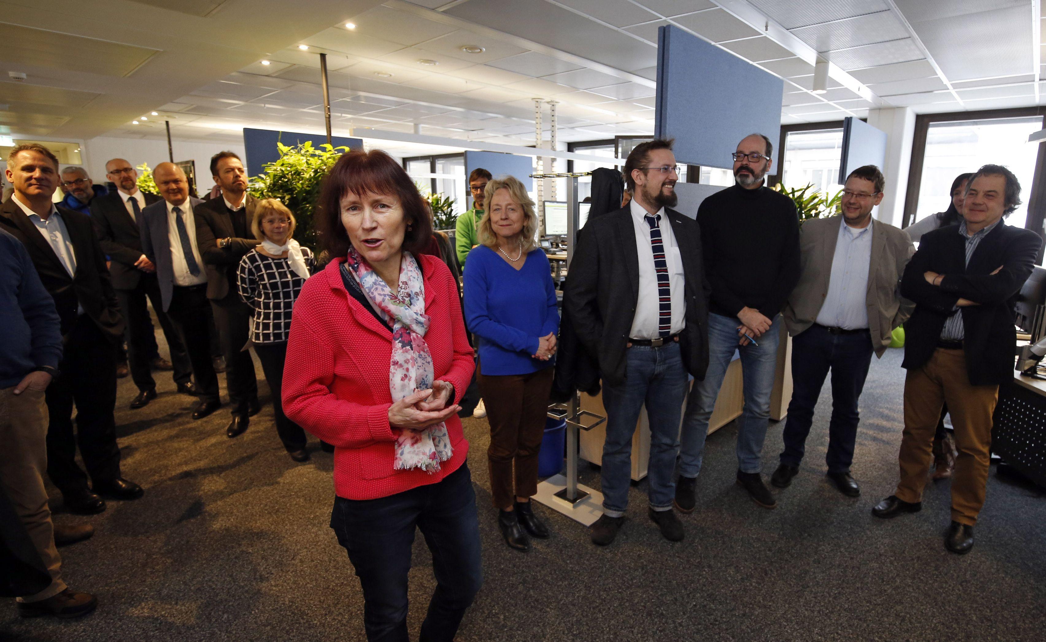 Im Januar 2018 geht es dann los: Die Geschäftsführerinnen des Verlags Nürnberger Presse, Sabine Schnell-Pleyer (vorne) und Bärbel Schnell (rechts), eröffnen die neue Schaltzentrale.