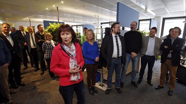 Im Januar 2018 geht es dann los: Die Geschäftsführerinnen des Verlags Nürnberger Presse, Sabine Schnell-Pleyer (vorne) und Bärbel Schnell (rechts), eröffnen die neue Schaltzentrale.