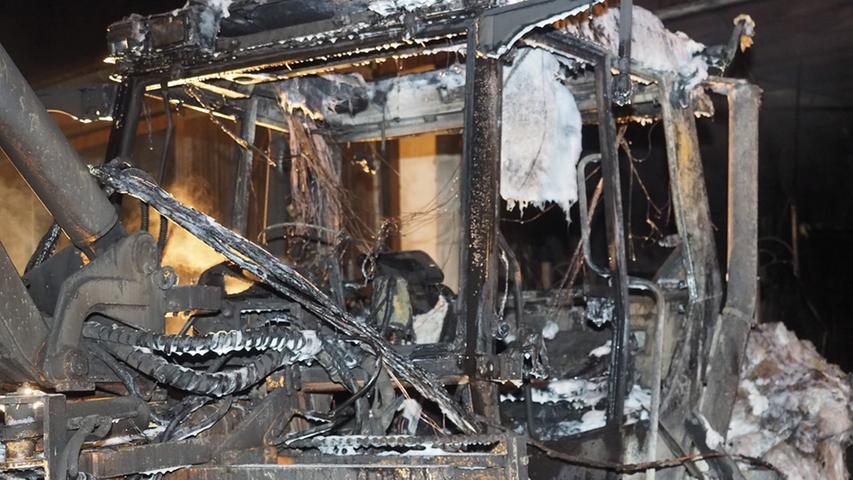 Maschine fängt Feuer: Brand in landwirtschaftlicher Halle