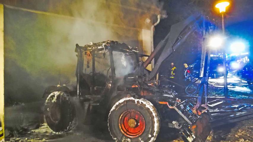Maschine fängt Feuer: Brand in landwirtschaftlicher Halle