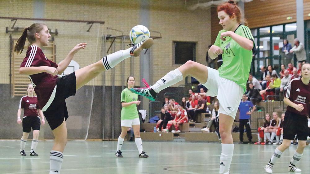 Dauerduell in der Halle: Insgesamt viermal standen sich die Eintracht Kattenhochstatt und der SV Leerstetten diese Saison bei der Kreismeisterschaft der Frauen gegenüber. Zweimal in der Vorrunde, am Samstag nun einmal in der Gruppe A der Endrunde und schließlich noch im Finale. Jedes Mal gewann Leerstetten und holte sich mit einem abschließenden 1:0-Sieg im Endspiel den Titel. Die Eintracht war mit Rang zwei und der Vizemeisterschaft mehr als zufrieden. Dauerduell in der Halle: Insgesamt viermal standen sich die Eintracht Kattenhochstatt und der SV Leerstetten diese Saison bei der Kreismeisterschaft der Frauen gegenüber. Zweimal in der Vorrunde, am Samstag nun einmal in der Gruppe A der Endrunde und schließlich noch im Finale. Jedes Mal gewann Leerstetten und holte sich mit einem abschließenden 1:0-Sieg im Endspiel den Titel. Die Eintracht war mit Rang zwei und der Vizemeisterschaft mehr als zufrieden.