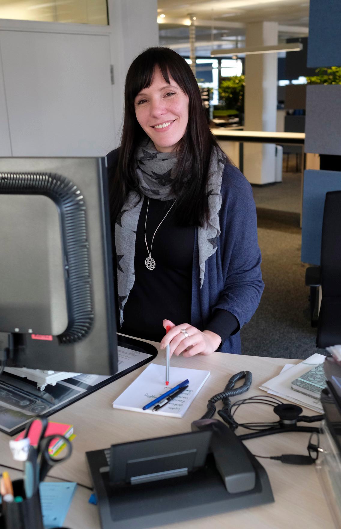 Jedes Büro braucht eine Seele, der Newsdesk hat Carla Kochanowski. Sie ist Ansprechpartnerin nicht nur für die Leitung von nordbayern.de, sondern auch für alle anderen Mitarbeiter im Raum. Bei Problemen und Fragen kann sie meist sofort helfen und wenn nicht, "dann macht es mir Spaß, eine Lösung zu finden". Und das schafft sie eigentlich immer.