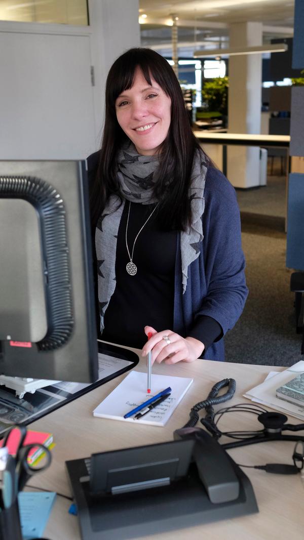 Jedes Büro braucht eine Seele, der Newsdesk hat Carla Kochanowski. Sie ist Ansprechpartnerin nicht nur für die Leitung von nordbayern.de, sondern auch für alle anderen Mitarbeiter im Raum. Bei Problemen und Fragen kann sie meist sofort helfen und wenn nicht, "dann macht es mir Spaß, eine Lösung zu finden". Und das schafft sie eigentlich immer.