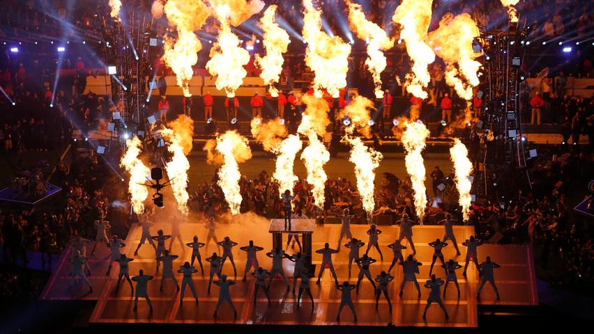 Bei der Halbzeit-Unterhaltung geht es mitunter heiß zu - etwa wegen einer "Garderoben-Fehlfunktion" (wie 2004 bei Janet Jackson) oder der fast schon erschreckenden Menge an Pyrotechnik, die sogar das ein oder andere Rammstein-Konzert in den Schatten stellt. Und wenn dann doch jemand ganz zufällig zu nah an den zwölf Flammenwerfen an der Bühne gestanden hätte, hätte das in Las Vegas für Jubel gesorgt. Wenn jemand während der Halbzeit-Show Feuer gefangen hätte, dann hätte es für Leute, die darauf gewettet haben, das 26-fache des Einsatzes zurückgegeben.