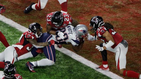 56 Super Bowls hat es in der Geschichte bereits gegeben, wegen der Zeitverschiebung meist zu Zeiten, die mit unseren gewohnten Schlafzeiten hier in Europa kollidieren. Die Wahrscheinlichkeit, dass der Super Bowl aber noch länger dauert, ist gering: Eine Verlängerung gab es bislang nur ein einziges Mal, und zwar 2017. Im Super Bowl LI holten die New England Patriots einen 25-Punkte-Rückstand auf und entschieden das Finale dann in der Overtime für sich. Unwahrscheinlich, dass uns das auch 2023erwartet. Ganz ausschließen sollten Football-Fans das aber trotzdem nicht.