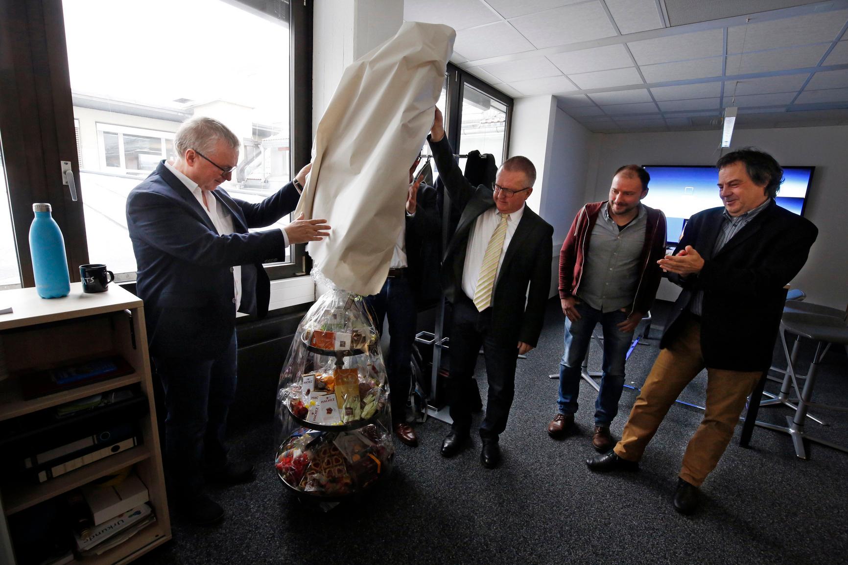 Süßes zum Start: NN-Chefredakteur Alexander Jungkunz (links) und NZ-Chefredakteur André Fischer enthüllen das Eröffnungsgeschenk.