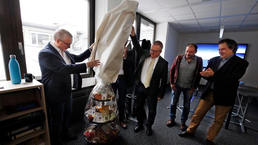 Süßes zum Start: NN-Chefredakteur Alexander Jungkunz (links) und NZ-Chefredakteur André Fischer enthüllen das Eröffnungsgeschenk.