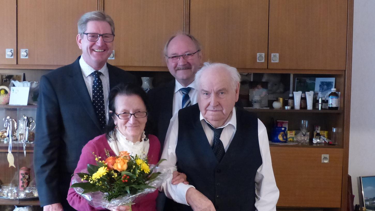 Einen 90sten und die eiserne Hochzeit: Heinz Richter und Otto Siebenhaar (hinten) kamen, um Kunigunda und Herbert Naber zu gratulieren.