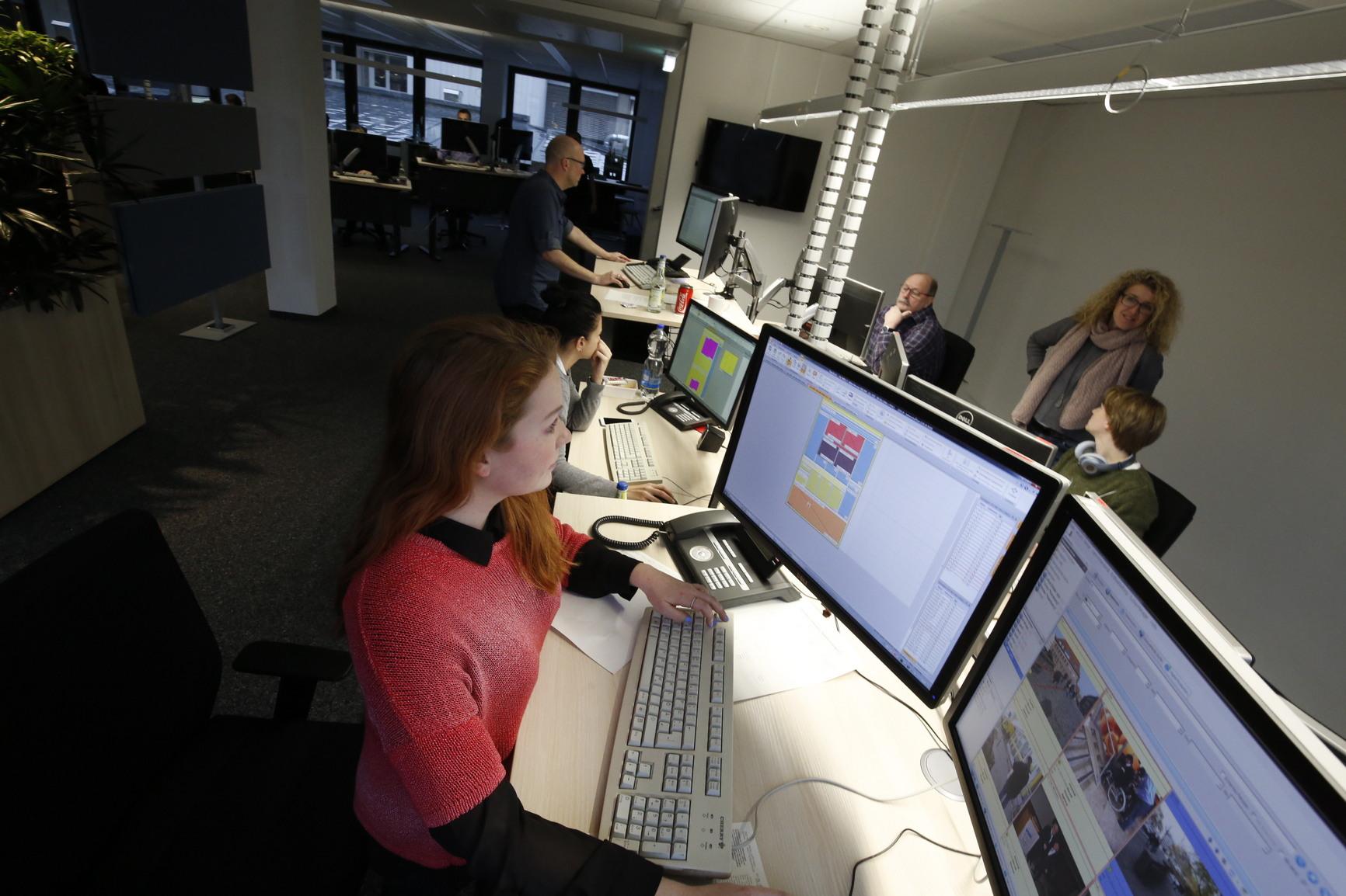 Mit sechs Ressorts ist die NZ am Desk vertreten: Politik, Wirtschaft, Lokales, Bayern, Sport und Feuilleton.