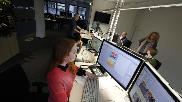 Mit sechs Ressorts ist die NZ am Desk vertreten: Politik, Wirtschaft, Lokales, Bayern, Sport und Feuilleton.