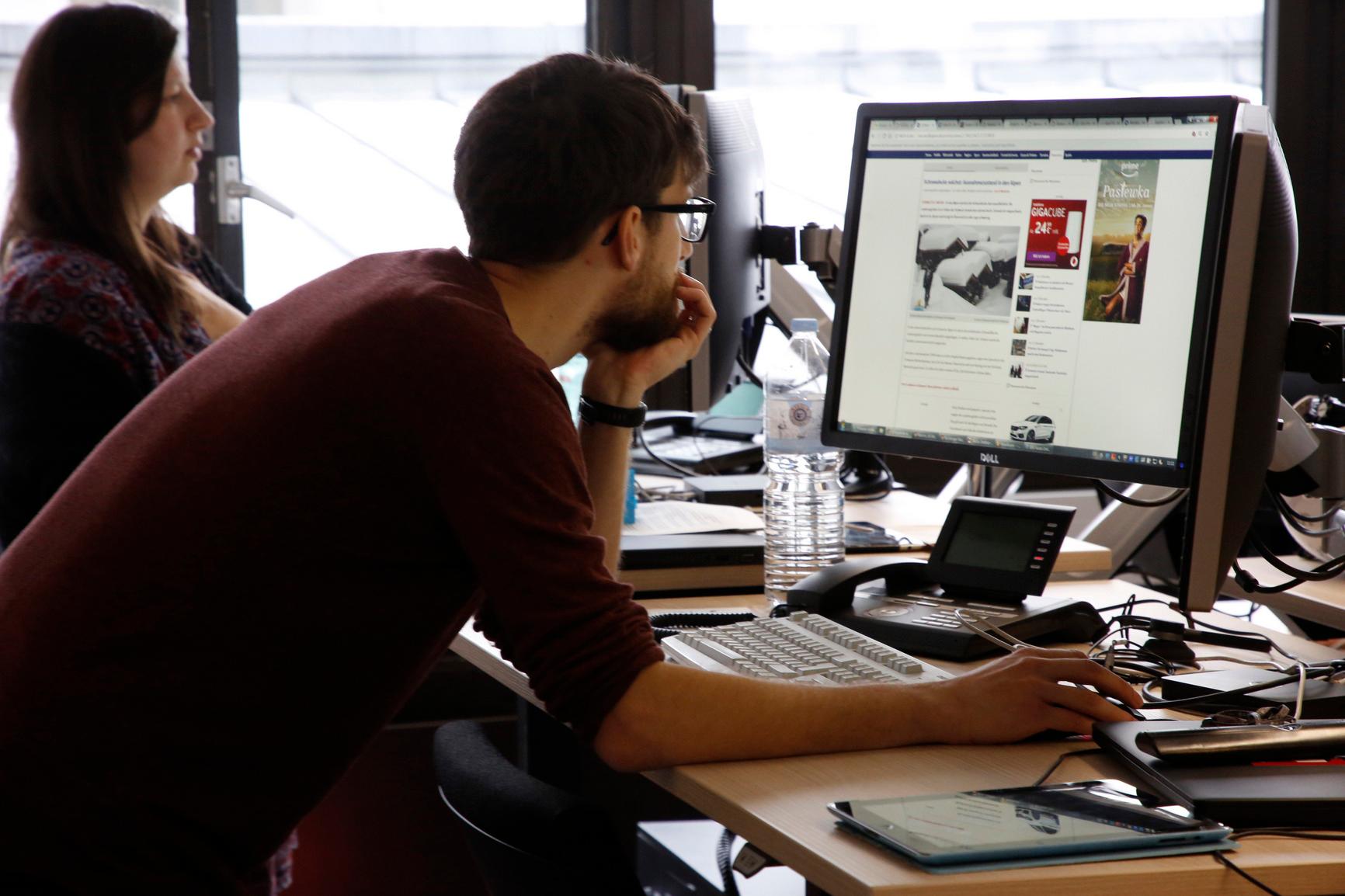 Wäre das auch ein Thema für alle Landkreise? Die Onliner und das Team Region/Bayern stimmen sich ab und kontaktieren die Kollegen in den Außenredaktionen.