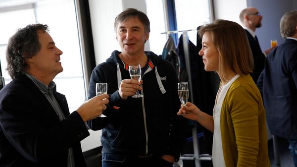 Matthias Oberth (Leiter nordbayern.de), Kurt Heidingsfelder (Leserforum) und Barbara Zinecker (Audience Development) stoßen an: Auf den neuen Desk und eine gute Zusammenarbeit!