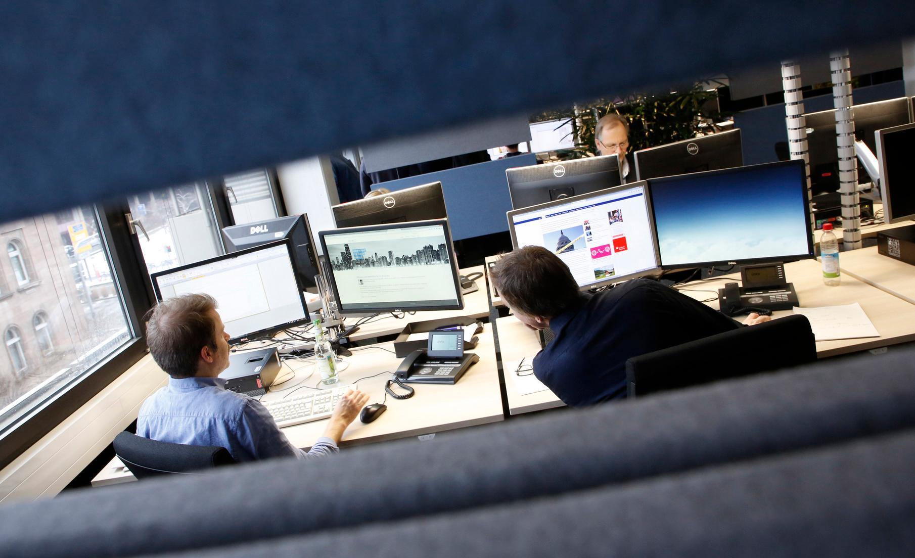 Kennen Sie Baffeln? Wir bislang nicht, begeistert sind wir aber durchaus: "Schallabsorber, vertikal abgehängt" so die offizielle Bezeichnung dieses schönen Produkts, das bei uns in Grau-Blau von der Decke baumelt. Wie auch immer: Der Akustik tut's gut, es ist selten zu laut am Desk.