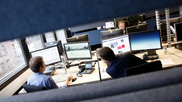 Kennen Sie Baffeln? Wir bislang nicht, begeistert sind wir aber durchaus: "Schallabsorber, vertikal abgehängt" so die offizielle Bezeichnung dieses schönen Produkts, das bei uns in Grau-Blau von der Decke baumelt. Wie auch immer: Der Akustik tut's gut, es ist selten zu laut am Desk.