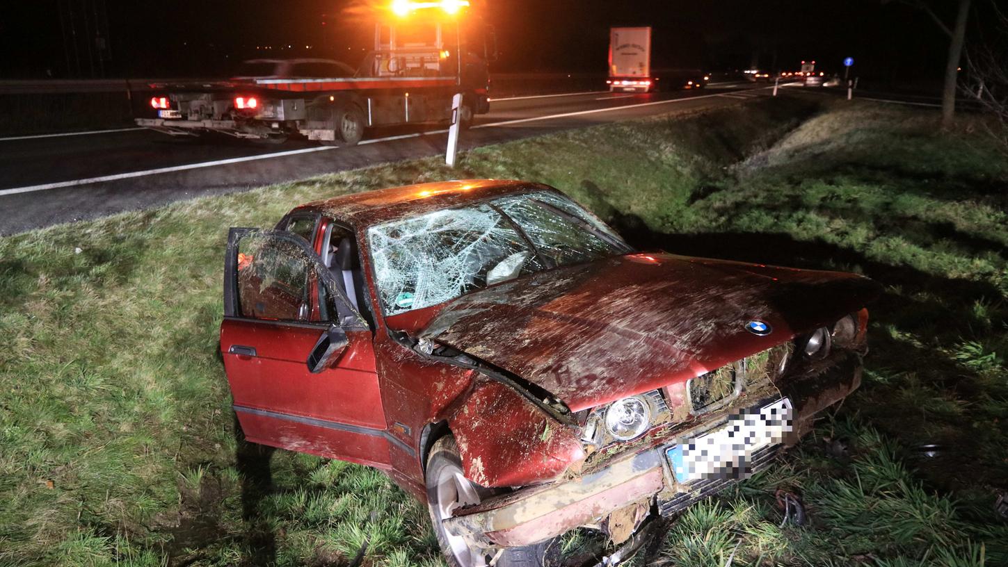 Das Auto wurde völlig zerstört, die Fahrerin erlitt nur leichte Verletzungen: Aus noch ungeklärten Gründen geriet eine 24-Jährige zwischen Forchheim und Buttenheim von der Fahrbahn ab und überschlug sich mit ihrem Wagen.