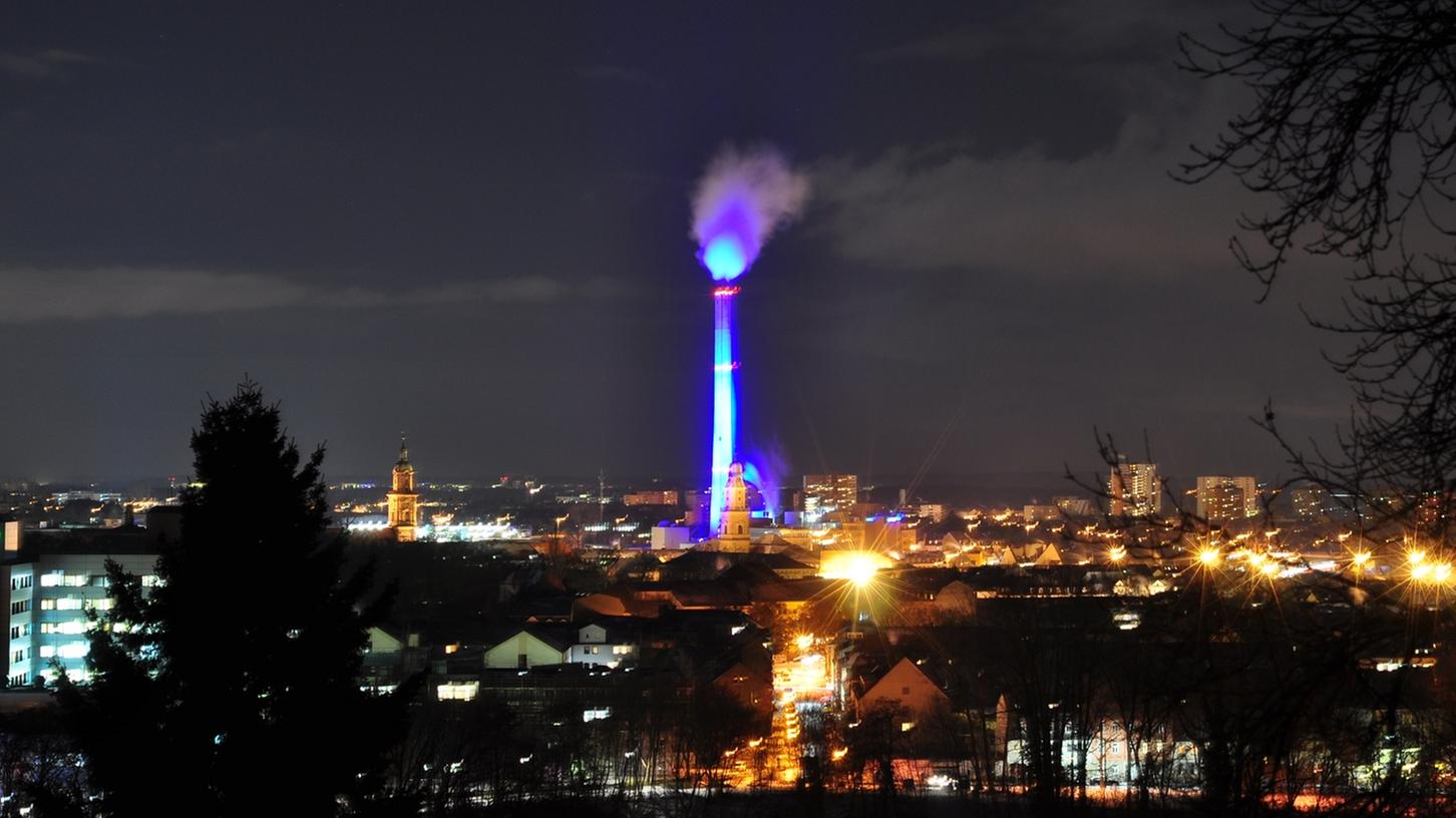 Fast schon ein Wahrzeichen, zumindest aber ein beliebtes Fotomotiv: Der Kamin der Stadtwerke.