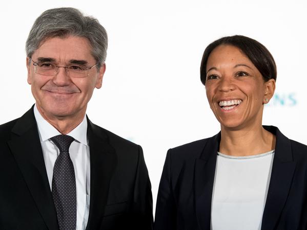 Joe Kaeser, Vorstandsvorsitzender der Siemens AG, und Janina Kugel, Vorstandsmitglied und Leiterin des Personalwesens der Siemens AG, erschienen am Mittwoch zu einer Pressekonferenz in München. Wenig später begann die Siemens-Hauptversammlung in der Olympiahalle.