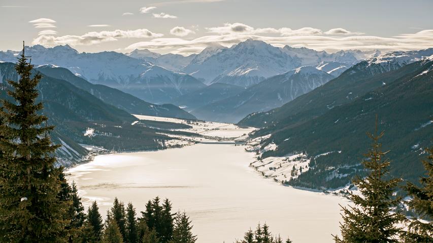 Der zugefrorene Reschensee ist im Winter nicht nur ein schönes Fotomativ. Auch bei Eisläufern und Wanderern ist er beliebt.