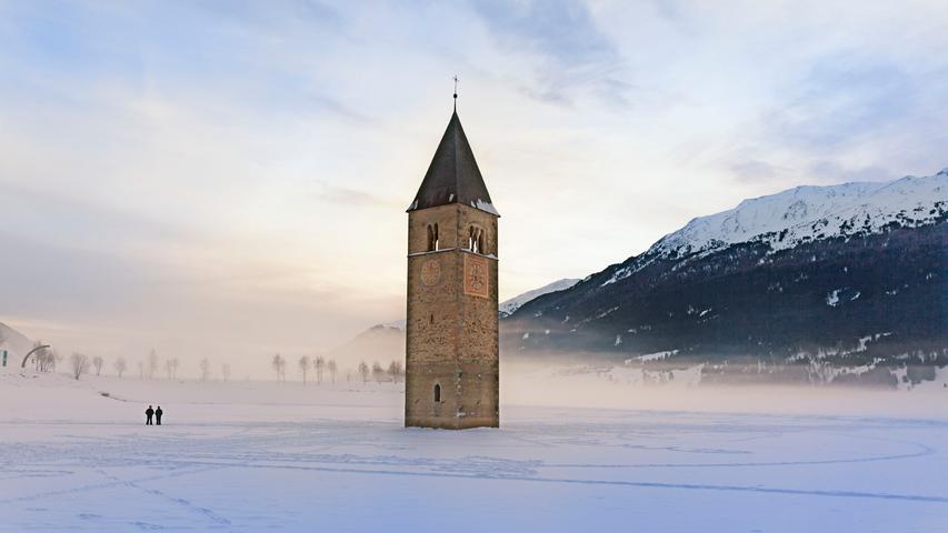 Vom einstigen Dorf Graun ist nur noch der im Wasser stehende Kirchturm übrig. Das Dorf musste dem Reschensee weichen.