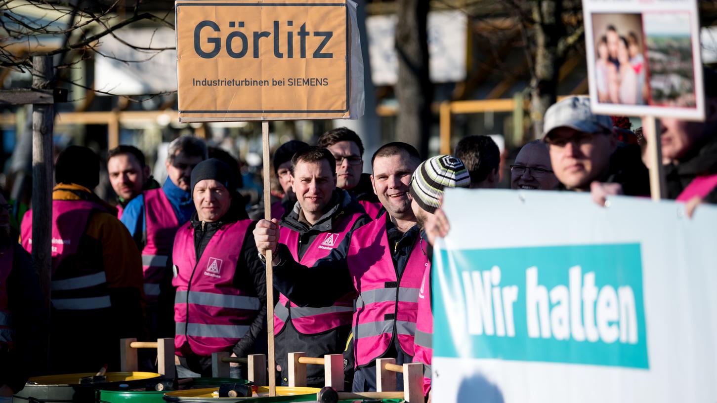 Vor Beginn der Hauptversammlung protestierten Siemens-Mitarbeiter aus Görlitz gegen den geplanten Stellenabbau.