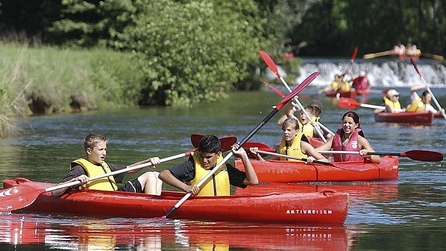 Das beliebte Freizeitvergnügen: Bootfahren auf der Wiesent. Nun wird es wegen Niedrigwasser eingeschränkt.