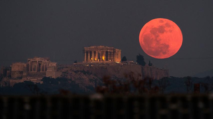 Hinter dem Parthenon der Akropolis in Athen ging am 31. Januar ein spektakulärer, rot leuchtender Supermond auf.