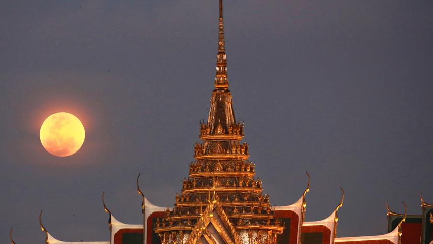 Der Supermond hinter dem Großen Palast in Bangkok, Thailand.