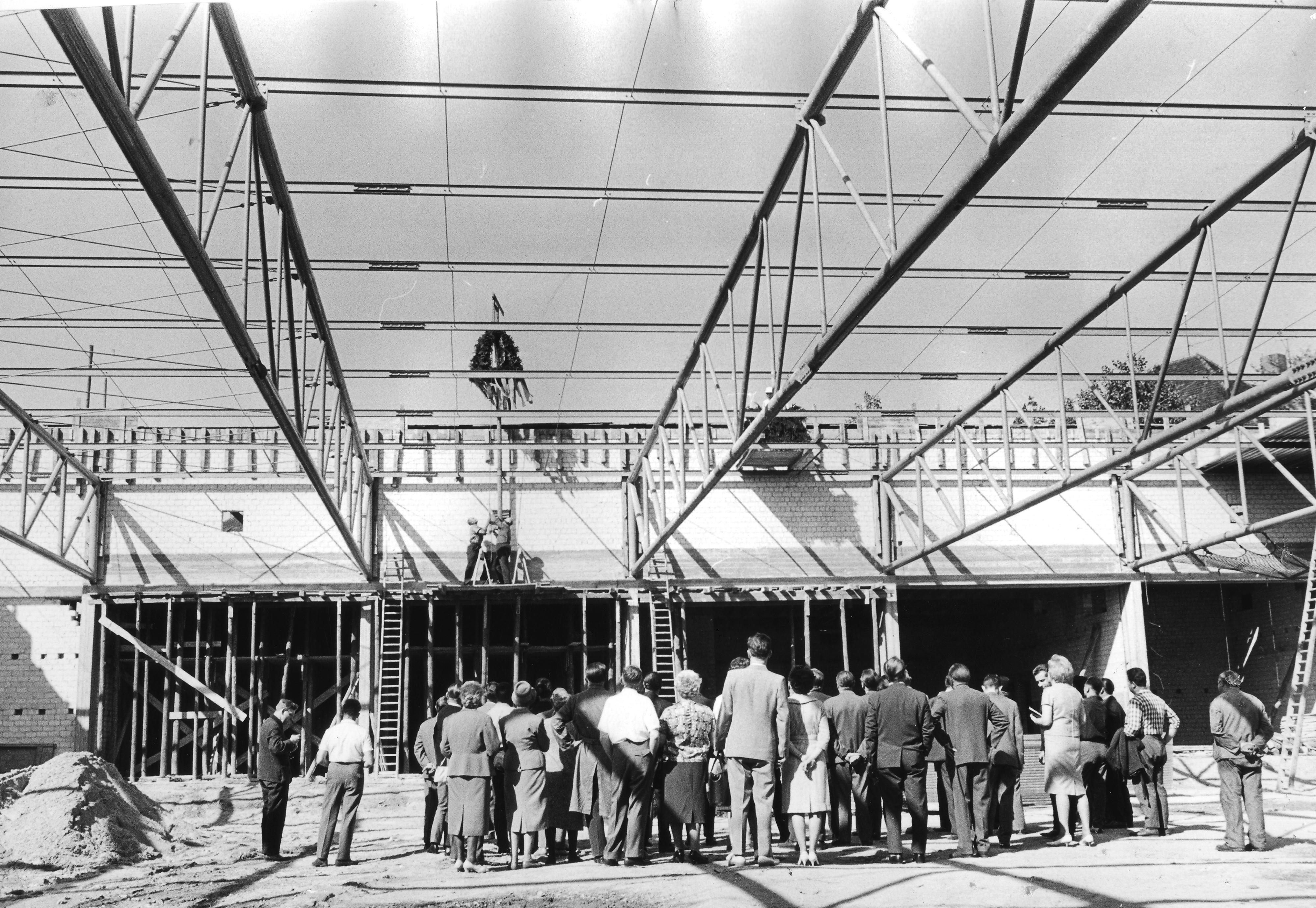 Noch ist nur zu erahnen, was hier entsteht: Im Mai 1963 feierte man das Richtfest an der Bayreuther Straße. Die Eröffnung der damals zweitgrößten Bowling-Anlage Europas folgte dann im November.