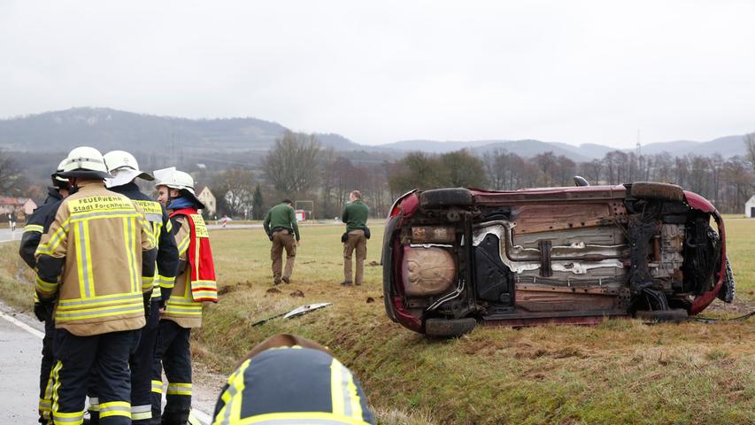 Unfall bei Pinzberg: 19-Jährige in Auto eingeklemmt