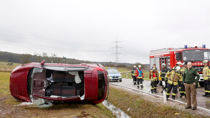 Unfall bei Pinzberg: 19-Jährige in Auto eingeklemmt
