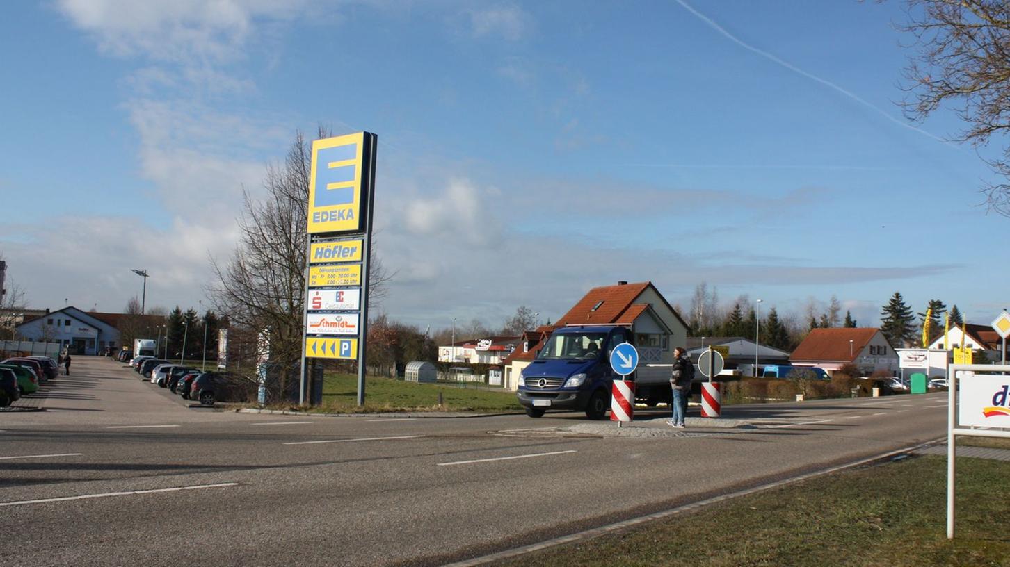 Auf Höhe des Edeka-Markts ist es, trotz Querungshilfe, nicht immer einfach, zu Fuß über die Weißenburger Straße zu kommen. Eine Ampel allerdings würde wiederum den Autoverkehr so ausbremsen, dass sich der Gunzenhäuser Bauausschuss nun dafür entschieden hat, hier alles beim Alten zu belassen. Auf Höhe des Edeka-Markts ist es, trotz Querungshilfe, nicht immer einfach, zu Fuß über die Weißenburger Straße zu kommen. Eine Ampel allerdings würde wiederum den Autoverkehr so ausbremsen, dass sich der Gunzenhäuser Bauausschuss nun dafür entschieden hat, hier alles beim Alten zu belassen.