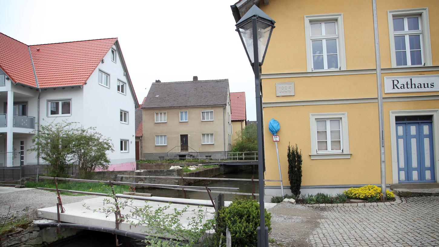Pretzfeld: Rathausfenster mit gelbem Lack besprüht