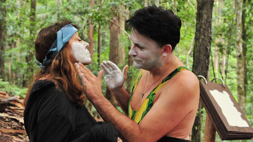 Matthias reibt liebevoll Tinas Gesicht mit der weißen Schminke ein. So geht echte Zärtlichkeit im Dschungel.