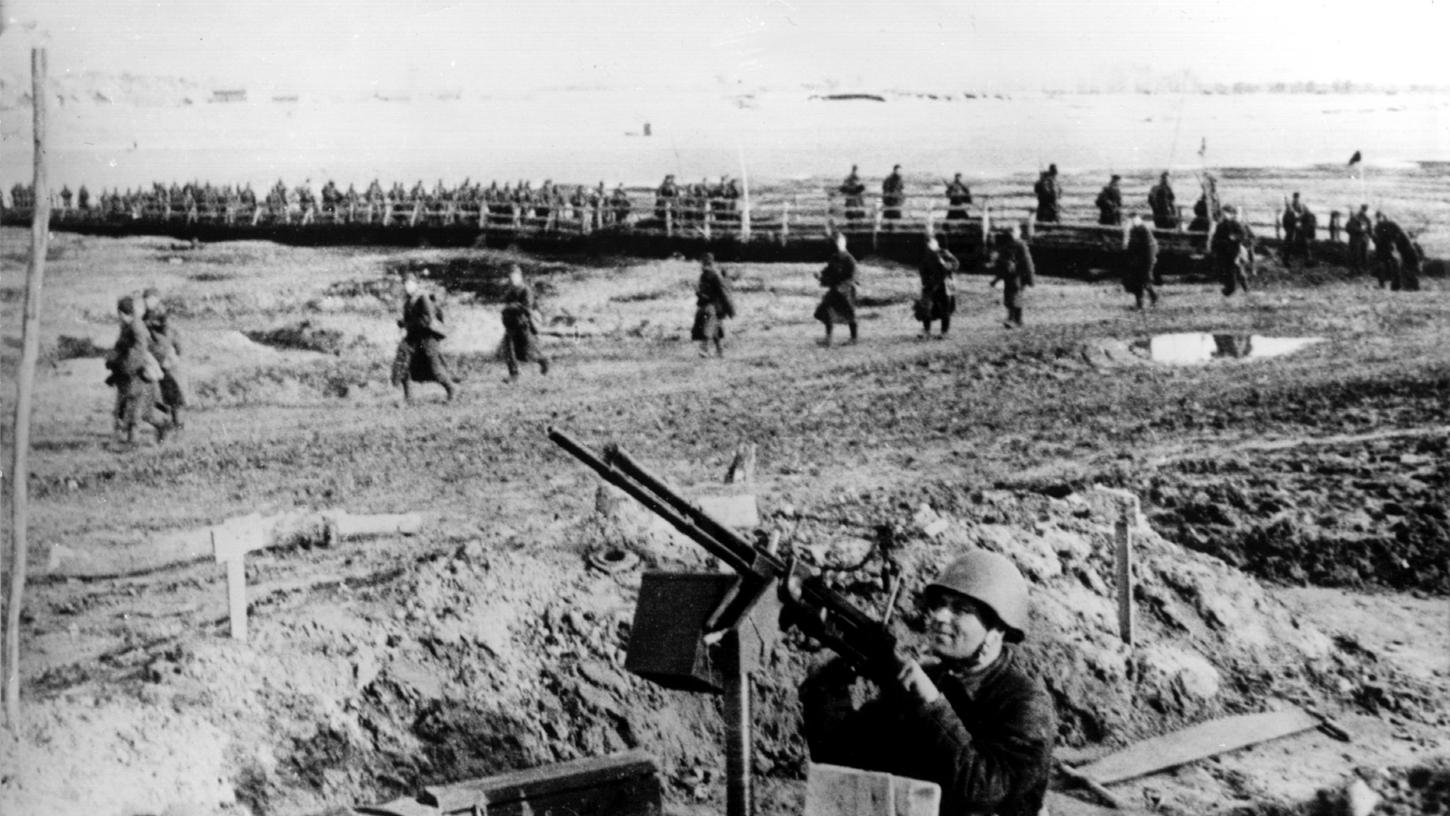 Die Ende August 1942 bis Stalingrad vorgestoßene deutsche 6. Armee mit rund 280000 Mann unter Generaloberst Friedrich Paulus wurde Ende November 1942 von der sowjetischen Armee eingekesselt.