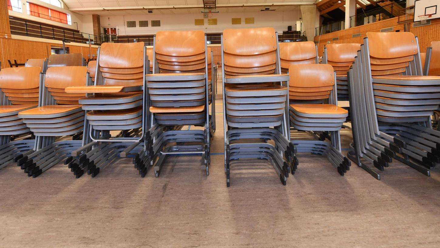Stühle und Bänke warten in Röttenbach auf Käufer