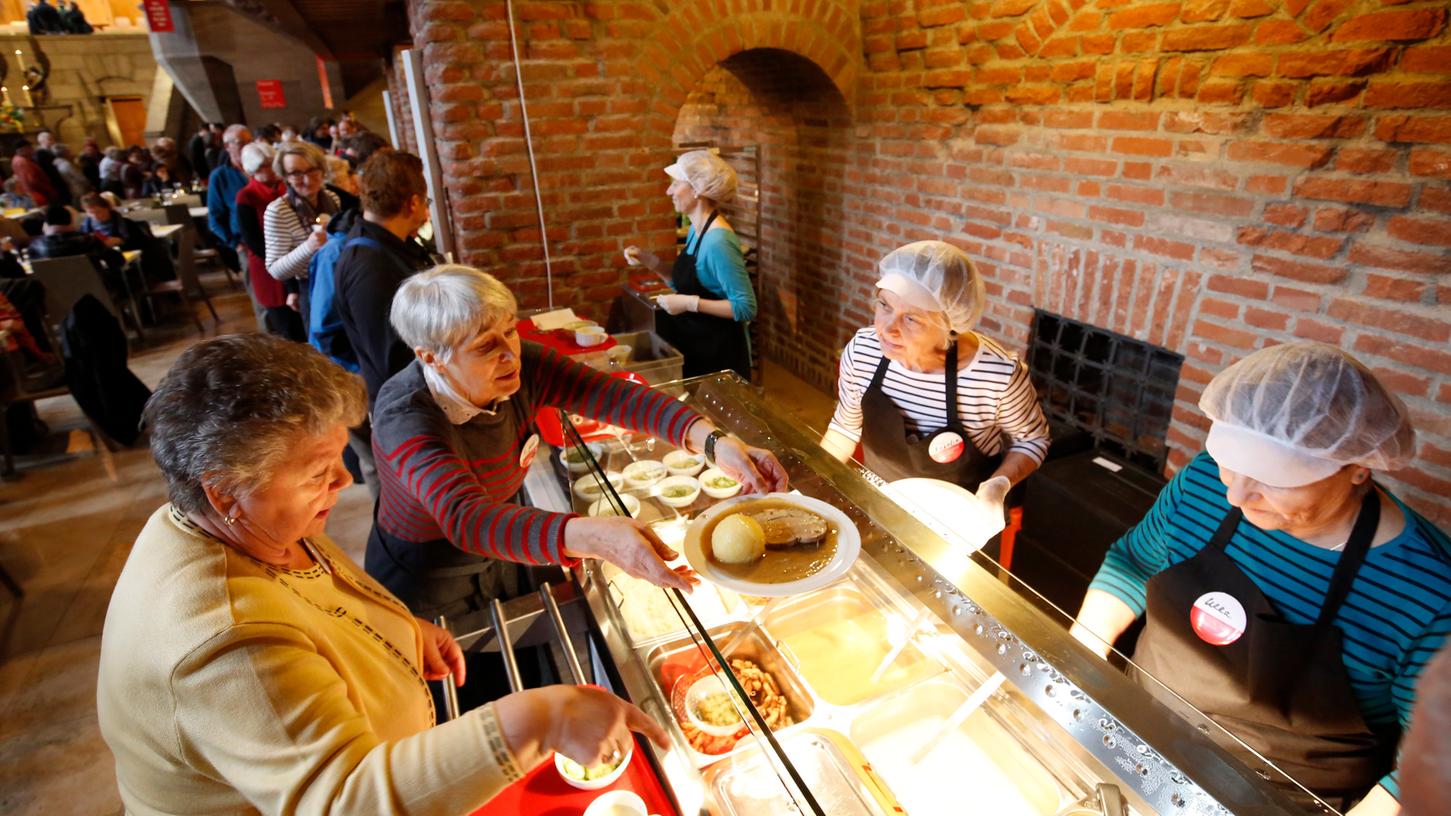 Etwa 500 Mahlzeiten zum symbolischen Preis von einem Euro gehen in der Vesperkirche pro Tag über die Theke.