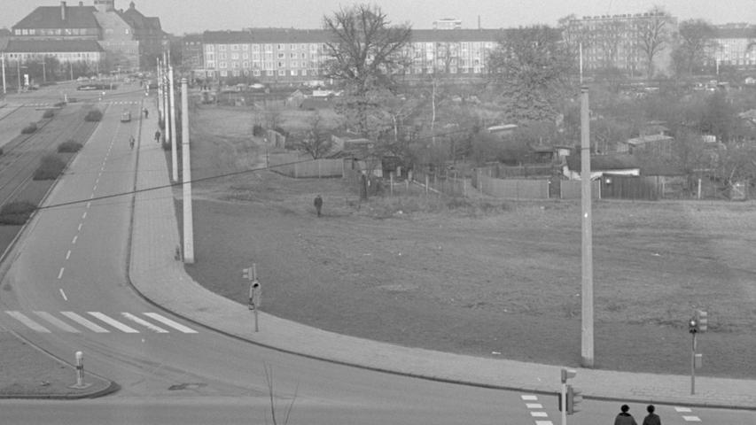 Auf diesem Grundstück will sich die Bundesanstalt niederlassen. Das Gelände zwischen der Hain-, Regensburger- und Scharrerstraße (rechts) soll noch vom Bund erworben werden. Hier geht es zum Kalenderblatt vom 6. Februar 1968: "Domizil in St. Peter"