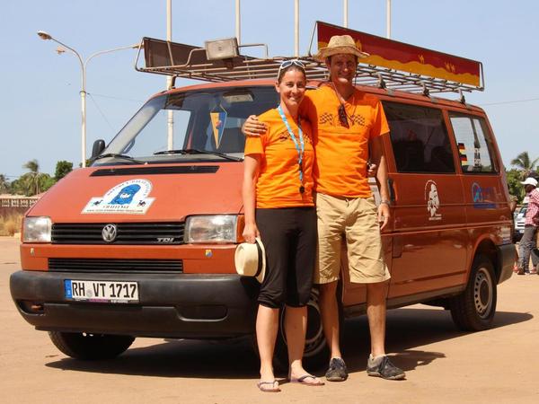 Verena und Tobias Scarpatetti brachten mit ihrem VW-Bus unter anderem einen Satz Trikots des TSV Kleinschwarzenlohe nach Gambia.